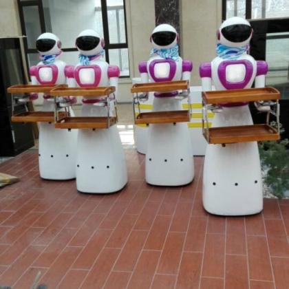 吸引顧客的餐廳機(jī)器人