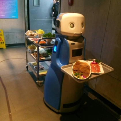 一個(gè)離職服務(wù)員，救活了兩家十年老店！僅僅是用了送餐機(jī)器人