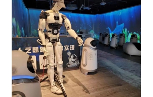 全球首款便攜式艾灸機(jī)器人問世
