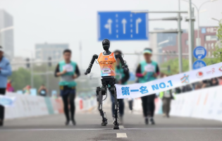 全球首個(gè)人形機(jī)器人“半馬”開(kāi)跑！高密度一體化關(guān)節(jié)如何突破運(yùn)動(dòng)極限？