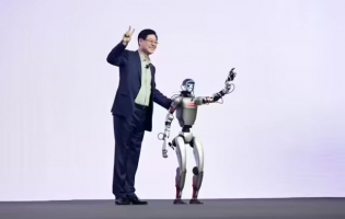 聯(lián)想首位人形機(jī)器人“硅基員工”，亮相
