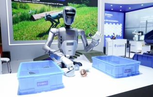 國產最強人形機器人“打工天團”炸場2025 WRC，越疆獲數(shù)十家全球客戶訂單